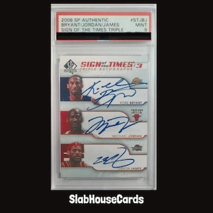 Peut inclure: Une carte de basket-ball 2008 SP Authentic Sign of the Times Triple avec les autographes de Kobe Bryant, Michael Jordan et LeBron James. La carte est scellée dans un boîtier en plastique protecteur avec une étiquette indiquant le grade Mint 9.