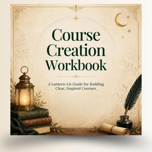 Może przedstawiać: Kwadratowa grafika z tekstem Course Creation Workbook oraz A Lantern-Lit Guide for Building Clear, Inspired Courses. Projekt zawiera świecącą latarnię na stosie książek, pióro w kałamarzu oraz zwój papieru.