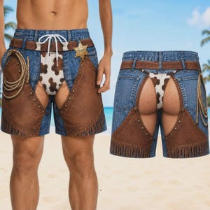 Könnte beinhalten: Jeansshorts mit braunem Kunstleder-Chaps-Überzug mit Fransen, einem weißen und braunen Kuhfellmuster-Mittelteil, einem goldenen Sheriffstern, einem aufgerollten Seil und einem braunen Gürtel mit Metallnieten, in Vorder- und Rückansicht.