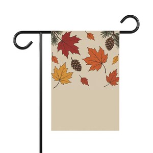 Personalisierte Herbst-Gartenflagge, Ahornblätter und Tannenzapfen, individueller Familienname, doppelseitig, 12x18 Zoll, Herbstdekoration