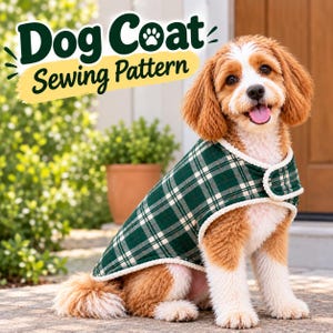 Op de afbeelding: Een hond draagt een groen-wit geruite jas met een crèmekleurige rand en een klittenbandsluiting. De tekst "Dog Coat Sewing Pattern" staat in de linkerbovenhoek in donkergroene en zwarte letters op een gele achtergrond.