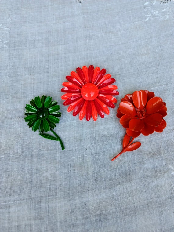 Vintage Flower Power Enamel Daisy Pin / Pins circa