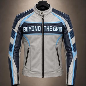 Könnte beinhalten: Eine hellgraue Lederjacke mit dunkelblauen und hellblauen Akzenten, einem Stehkragen mit Druckknopf und einem durchgehenden Frontreißverschluss. Auf der Brust steht der Text BEYOND THE GRID in weißen Buchstaben auf einem dunkelblauen Einsatz.