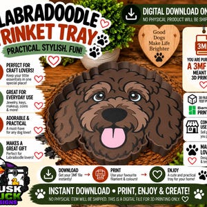 Op de afbeelding: Een bruine Labradoodle-vormige opbergschaal met een roze tong en zwarte neus. De afbeelding bevat tekst: Labradoodle Trinket Tray, Digital Download Only, 3MF File en Musk Duck Designs. Het bevat iconen voor 3D-printen en hondenthema-afbeeldingen.