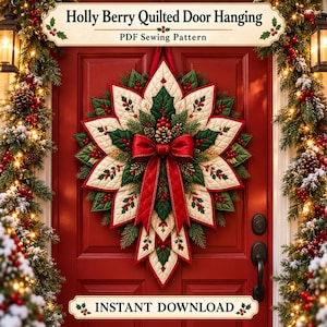 Pode incluir: Um molde de costura em PDF para um enfeite de porta acolchoado Holly Berry, apresentando um ornamento acolchoado em forma de estrela com pétalas de tecido creme, verde e vermelho, um laço central vermelho, pinhas e azevinho.