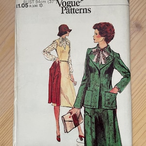 Może przedstawiać: Winietkowy wzór szycia vintage dla zielonego zestawu spódnicy i kurtki. Wzór pochodzi z Very Easy Vogue Patterns i jest w rozmiarze 14 1/2, biust 94 cm (37 cali). Na kopercie znajduje się rysunek kobiety w tym stroju.