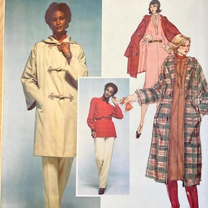 Könnte beinhalten: Vintage Vogue Paris Original Schnittmuster Nummer 1572 von Emanuel Ungaro. Das Schnittmuster bietet drei verschiedene Looks: einen langen weißen Mantel mit Kapuze und Knebelverschlüssen, eine rote Bluse mit Gürtel und einer weißen Hose sowie einen karierten Mantel mit einem langen braunen Kleid.