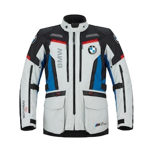 Puede incluir: Una chaqueta de moto gris claro, negra y azul con el logotipo de BMW en el pecho y el hombro. La chaqueta incluye cremalleras verticales, dos bolsillos delanteros con solapa y el texto BMW, MOTORRAD PRO y BMW MOTORRAD impreso en el frente.