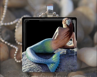Collar y llavero con colgante de azulejo de vidrio de fantasía oceánica de cuento de hadas de sirena