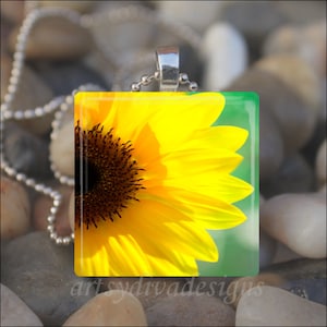 Collar y llavero con colgante de azulejo de vidrio floral con diseño de girasol amarillo, primavera, jardín y flores de verano.
