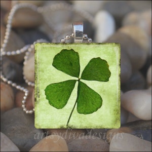 FOUR LEAF CLOVER St. Patrick&#39;s Day Irish Lucky 4 Leaf Clover Shamrock Glass Tile Pendant Necklace Keyring