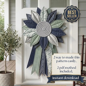 Può includere: Una decorazione da parete in tessuto a forma di fiore con petali stratificati blu navy, verde salvia e grigio argento. Presenta un centro circolare e lunghi nastri pendenti. Testo: Best Seller, 2 way to made this pattern easily, 2 pdf method included, instant download.