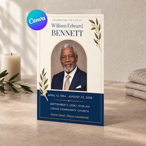Op de afbeelding: Een uitvaartprogramma met een portret van William Edward Bennett in een boogvormig kader. Het ontwerp bevat crèmekleurige en donkerblauwe vlakken, gouden lijnen en botanische illustraties. De tekst bevat data, locatie en de zin Forever loved. Always remembered.