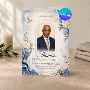 Può includere: Un programma funebre con il ritratto di un uomo anziano in abito, incorniciato da composizioni floreali blu e bianche, una colomba bianca e dettagli in tessuto blu. Il testo include Celebrating the life of, Thomas EDWARD BENNETT e i dettagli.