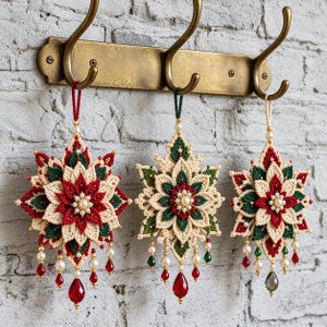 Patrón PDF para adorno de flor de Pascua a crochet, adornos navideños de flores y copos de nieve con cuentas, 3 combinaciones de colores, nivel intermedio.