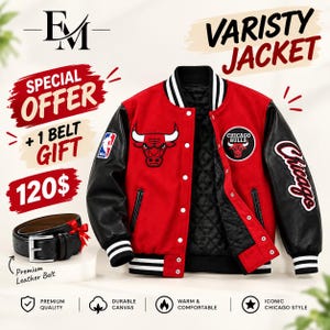 Op de afbeelding: Een rood-zwart varsity jack met het Chicago Bulls-logo op de borst en mouw, voorzien van wit gestreepte geribbelde boorden en kraag. Een zwarte leren riem met een zilveren gesp is als cadeau inbegrepen en wordt naast het jack getoond.