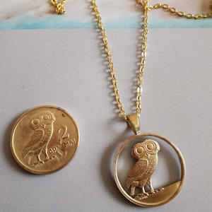 Moneda de dracma griega Colgante con collar de latón. Joyas de búho.  Colgante de búho.