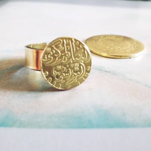 Anillo ajustable con moneda tunecina y latón. Escritura árabe.