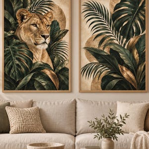 Op de afbeelding: Twee rechthoekige wandkunstprints in lichte houten lijsten. De linkerprint toont een leeuwenkop omringd door donkergroene tropische bladeren en gouden cirkelvormige accenten. De rechterprint toont een verzameling donkergroene palm- en monsterabladeren.