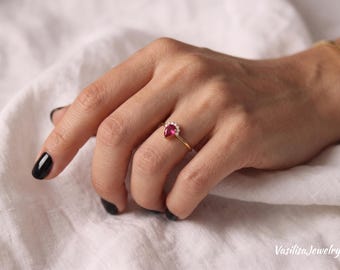 Birnenförmiger Geburtssteinring, Solitärring aus Sterlingsilber in Tropfenform, zierlicher Verlobungsring mit rotem Stein, minimalistisches Verlobungsgeschenk für Sie