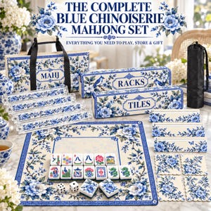 Pode incluir: Um conjunto completo de Mahjong com um padrão floral azul e branco de estilo chinoiserie. Inclui uma mala com a etiqueta MAHJ, caixas para RACKS e TILES, suportes de acrílico transparente, um tapete de jogo, dados e peças com ícones.
