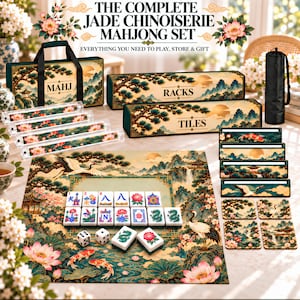 Puede incluir: Un juego de Mahjong completo que incluye tapete, fichas y soportes decorados con paisajes estilo chinoiserie, flores de loto y grullas. El set incluye un estuche con las etiquetas "MAHJ", "RACKS" y "TILES", además de dados y piezas de juego.