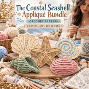 Op de afbeelding: Een verzameling van vijf gehaakte kustapplicaties, waaronder een beige schelp, een bruine zeester, een blauw met beige spiraalschelp, een saliegroene schelp en een roze ovale schelp. De tekst luidt The Coastal Seashell Appliqué Bundle.