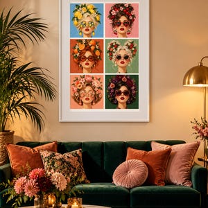 K&ouml;nnte beinhalten: Ein gerahmter Wandkunstdruck mit einem Raster aus sechs Portr&auml;ts von Personen, die eine Sonnenbrille und aufwendige Kopfbedeckungen mit verschiedenen Fr&uuml;chten und Blumen tragen, darunter Zitronen, Kirschen, Orangen, Erdbeeren, Pfirsiche und Feigen.