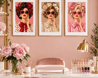 Könnte beinhalten: Drei gerahmte Wandbilder mit Illustrationen von Frauen mit Sonnenbrillen und Blumenschmuck. Das linke Bild zeigt eine Frau in einer rot gepunkteten Bluse, das mittlere in einer beigen karierten Bluse und das rechte in einer rosa gestreiften Bluse.