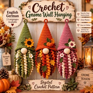 Op de afbeelding: Drie gehaakte kabouter-wandhangers met puntmutsen in groen, oranje en roze. De groene kabouter heeft een zonnebloem, de oranje een pompoen en de roze een bloem. Elke kabouter heeft een krullende baard en een lus om op te hangen.