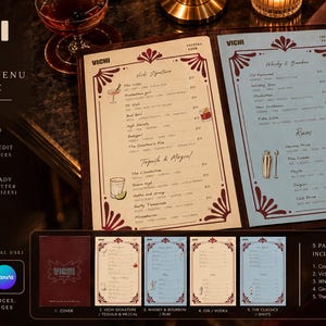 Puede incluir: Una plantilla de menú de cócteles digital para Vichi Cocktail Room que presenta una página color crema con secciones de Vichi Signature y Tequila & Mezcal, y una página azul claro con Whisky & Bourbon y Rum, ambas con bordes granates.