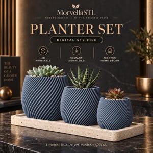 Könnte beinhalten: Ein Set aus drei dunkelblauen Pflanzgefäßen mit diagonal gerippter Textur, angeordnet auf einem rechteckigen, beigen, gesprenkelten Tablett. Der Text MorvellaSTL, PLANTER SET, DIGITAL STL FILE, 3D PRINTABLE, INSTANT DOWNLOAD ist sichtbar.