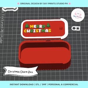 Puede incluir: Una caja de almacenamiento rectangular roja con una tapa deslizante que presenta el texto Merry Christmas en letras amarillas y blancas, flanqueado por dos iconos de árboles de pino verdes. La caja tiene un borde blanco alrededor de la tapa.