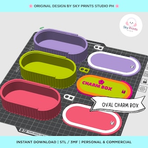 Può includere: Un set di scatole ovali per ciondoli stampabili in 3D in viola, verde lime e rosa. Il design include tre contenitori aperti con lati a coste e tre coperchi abbinati. Un coperchio presenta il testo CHARM BOX con una piccola icona a forma di fiore.