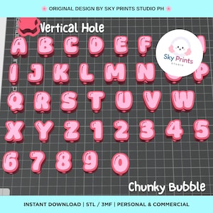 Puede incluir: Un conjunto de letras y números de estilo burbuja en color rosa impresos en 3D con un orificio vertical, dispuestos sobre una cuadrícula oscura. La colección incluye el alfabeto de la A a la Z y los dígitos del 0 al 9, con un diseño redondeado y grueso.