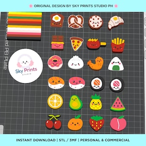 Op de afbeelding: Een verzameling van vierentwintig kleine, kleurrijke 3D-geprinte voedseliconen met lachende gezichtjes, waaronder toast, een krakeling, koekje, croissant, chocolade, pizza, friet, donut, knoedel, sushi en diverse soorten fruit op een raster.