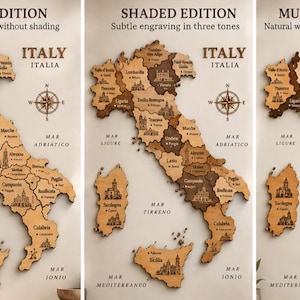 Może przedstawiać: Trzy drewniane mapy ścienne Włoch obok siebie, oznaczone jako Clean Edition, Shaded Edition i Multi-Wood Look. Każda mapa zawiera wygrawerowane nazwy regionów, zabytki, różę wiatrów oraz nazwy mórz w jasnym odcieniu drewna.