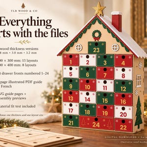 Puede incluir: Un calendario de adviento de madera con forma de casa con 24 cajones numerados en rojo, verde y blanco. El texto incluye 'Everything starts with the files', '3 wood thickness versions 2.8 mm, 3.0 mm, 3.2 mm', '300 x 300 mm', '400 x 400 mm' y '24 drawer fronts'.