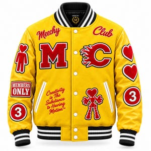Op de afbeelding: Een geel varsity jack met zwart-wit gestreepte geribbelde boorden bij de kraag, mouwen en zoom. Het jack is voorzien van rood-witte patches, waaronder harten, de tekst "Meechy Club", "Members Only" en "Creativity Is The Substance to Having Motion".