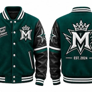 Op de afbeelding: Een donkergroene en zwarte varsity-jas met wit gestreepte geribbelde boorden, leren mouwen en geborduurde patches. De voorkant toont de tekst Dream Build Achieve, het nummer 23 en een kroon. De achterkant heeft een groot M-logo met een kroon en EST. 2024.