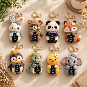 Può includere: Una collezione di otto portachiavi a forma di animale realizzati all'uncinetto, ognuno dei quali sostiene una chiave dell'auto nera. I personaggi includono coniglio, orso, panda, volpe, pinguino, dinosauro, anatra ed elefante con anelli dorati.