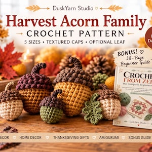 Könnte beinhalten: Eine digitale Häkelanleitung mit dem Titel Harvest Acorn Family, die fünf Größen von gehäkelten Eicheln mit strukturierten Kappen und einem optionalen Blatt zeigt. Das Set enthält einen 38-seitigen Anfängerleitfaden namens Crochet From Zero.