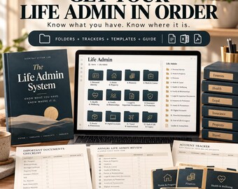 Puede incluir: Un kit de sistema de administración de vida con un libro azul oscuro, una computadora portátil que muestra carpetas digitales y listas de verificación impresas. Incluye etiquetas para finanzas, salud, legal, seguros, propiedad y viajes, junto a un bolígrafo dorado.