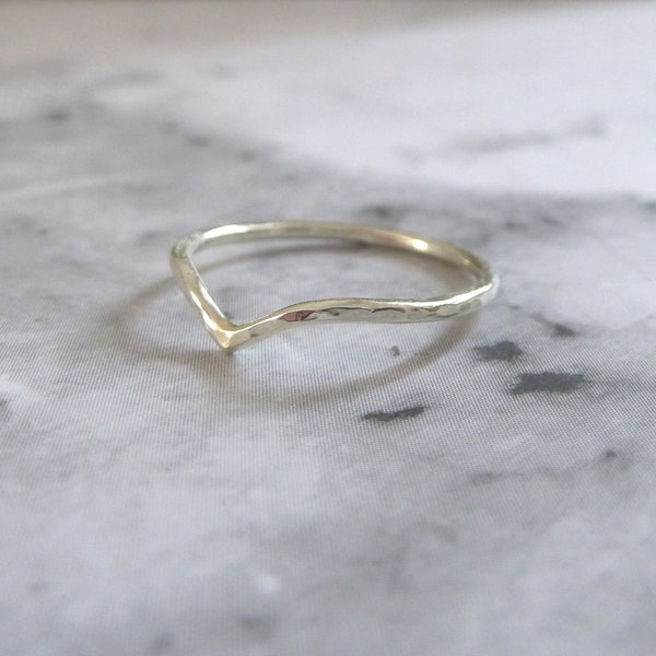 Anillo de espoleta de oro blanco de 9 quilates hecho a mano: delicado anillo de bodas