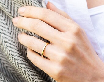 18ct gold wedding ring - 2mm D shaped - hammered or smooth finish - 18ct yellow gold wedding band - recycled gold wedding ring