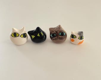 Malutki, szczęśliwy ceramiczny kotek