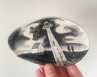 Ręcznie wykonany talerz w kształcie pierścienia UFO, scena porwania, glina ceramiczna