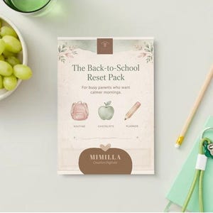 Può includere: Una carta rettangolare intitolata The Back-to-School Reset Pack con testo per genitori impegnati che desiderano mattine più calme. Presenta illustrazioni ad acquerello di uno zaino, una mela e una matita, con etichette per routine e planner.