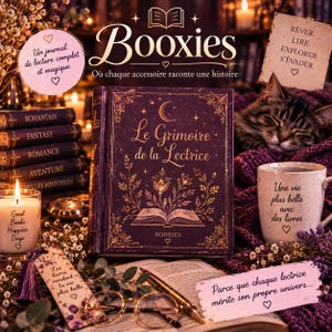 Pode incluir: Um livro roxo intitulado Le Grimoire de la Lectrice com arte de capa floral e celestial em dourado, rodeado por uma pilha de livros, uma vela, uma caneca com texto, um marcador, óculos e um gato a dormir numa manta de malha roxa.