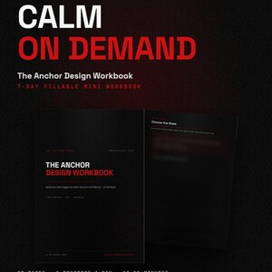Op de afbeelding: Een digitaal werkboek getiteld Calm On Demand: The Anchor Design Workbook. De omslag is zwart met witte en rode tekst. Het bevat een 7-daags invulbaar mini-werkboek, 12 pagina's en vereist 10-15 minuten oefening per dag. Beschikbaar in A4 en US Letter.